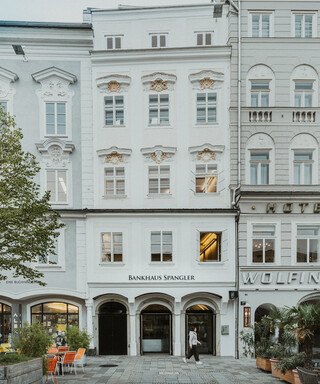 Eine Reihe schmaler historischer Gebäude.